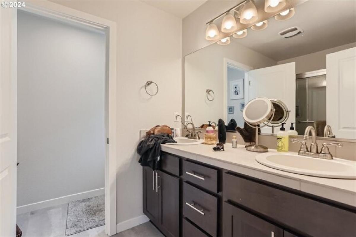 Picture of Home For Sale in Newberg, Oregon, United States