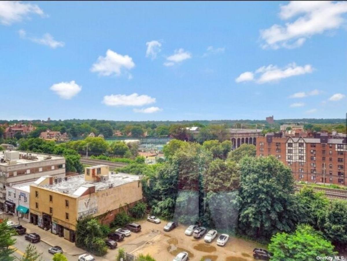 Picture of Home For Sale in Forest Hills, New York, United States