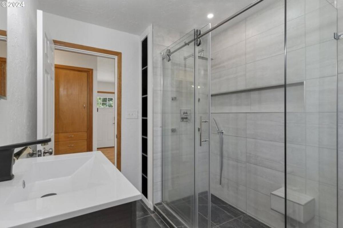 Picture of Home For Sale in Albany, Oregon, United States