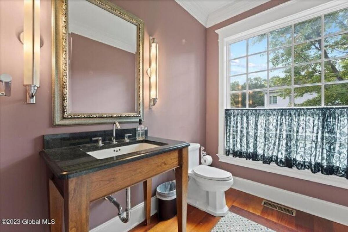 Picture of Home For Sale in Saratoga Springs, New York, United States