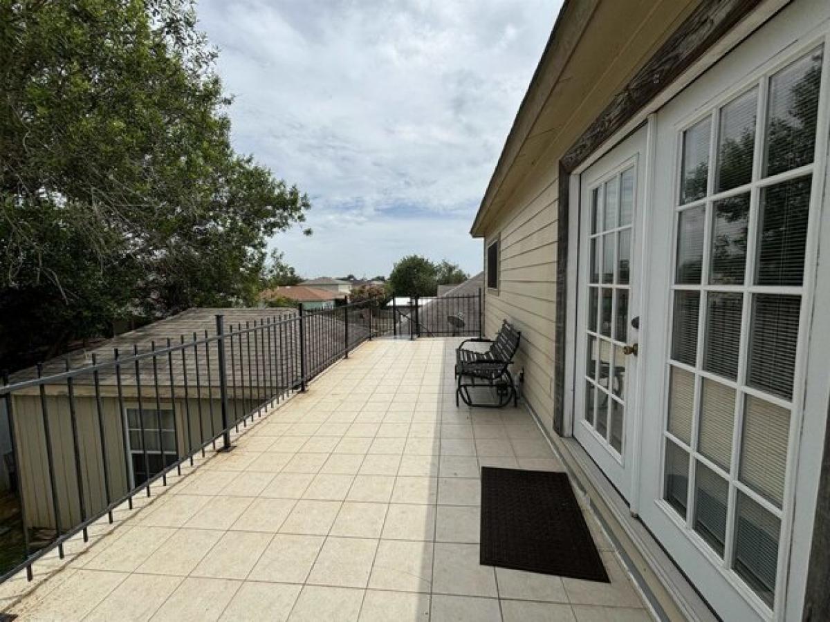 Picture of Home For Sale in Laredo, Texas, United States