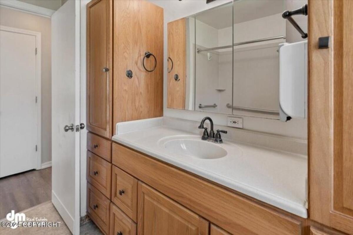 Picture of Home For Sale in Anchorage, Alaska, United States