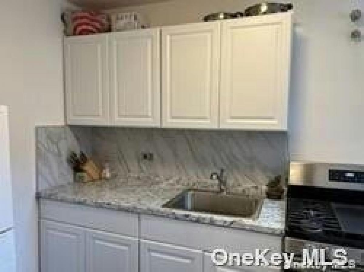 Picture of Home For Sale in Bayside, New York, United States