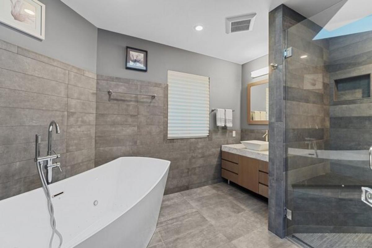 Picture of Home For Sale in Stamford, Connecticut, United States