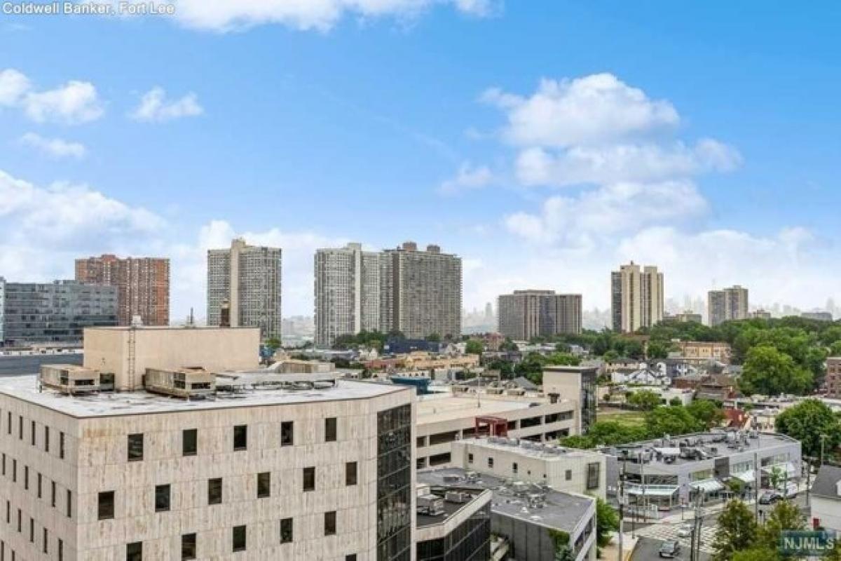 Picture of Home For Sale in Fort Lee, New Jersey, United States