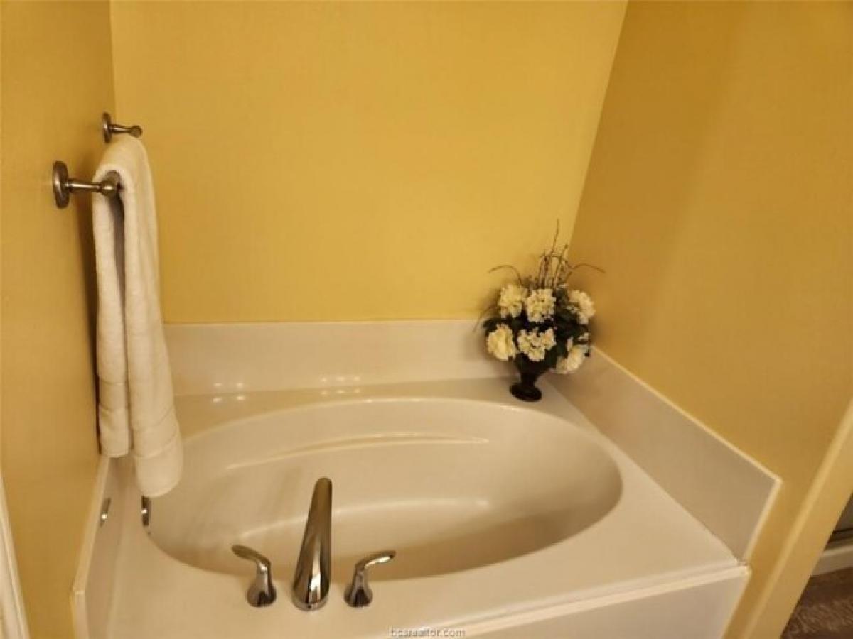 Picture of Home For Sale in College Station, Texas, United States