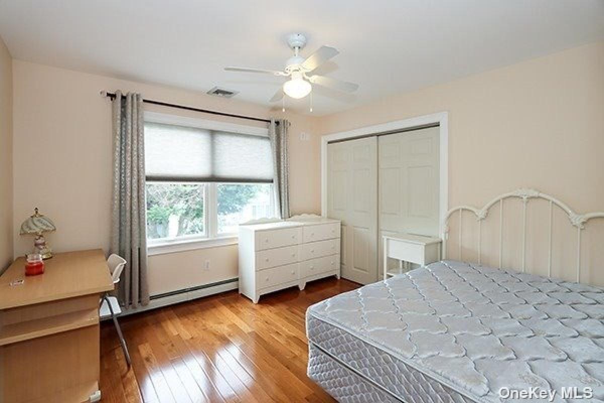 Picture of Home For Sale in Westbury, New York, United States