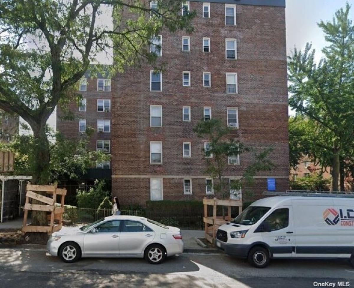 Picture of Home For Sale in Forest Hills, New York, United States