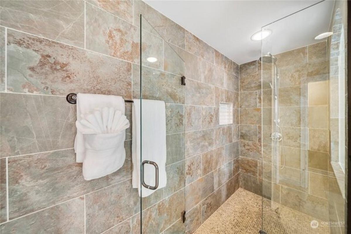 Picture of Home For Sale in Bellevue, Washington, United States