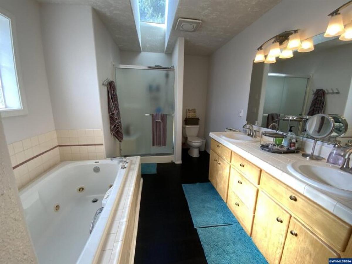 Picture of Home For Sale in Salem, Oregon, United States