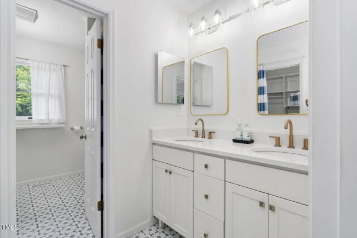 Picture of Home For Sale in Chapel Hill, North Carolina, United States