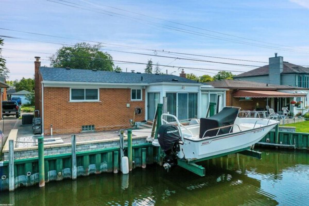 Picture of Home For Sale in Saint Clair Shores, Michigan, United States