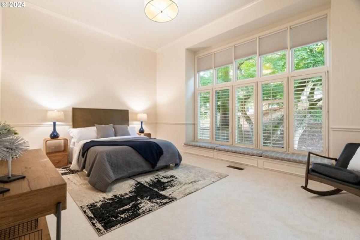 Picture of Home For Sale in Lake Oswego, Oregon, United States