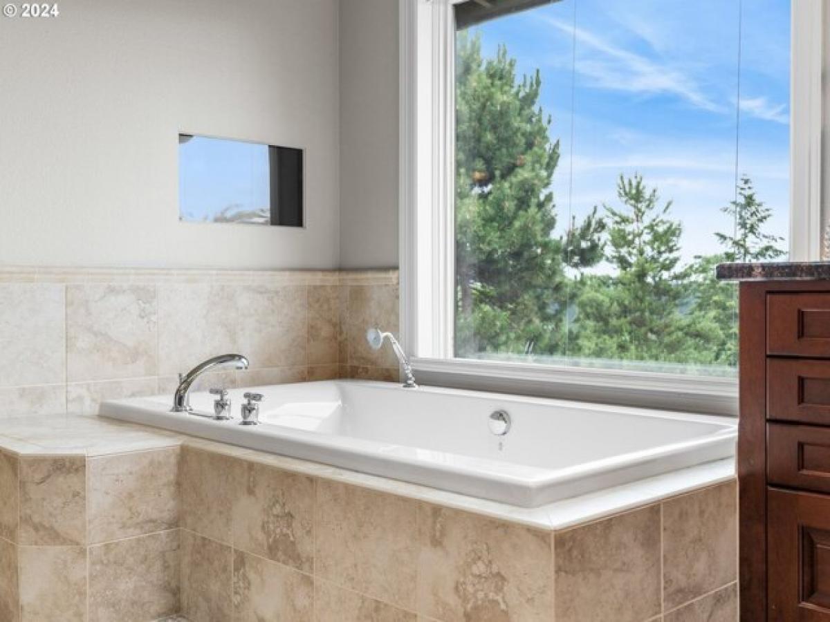 Picture of Home For Sale in Lake Oswego, Oregon, United States