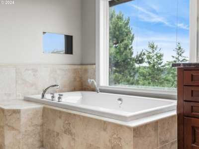 Home For Sale in Lake Oswego, Oregon