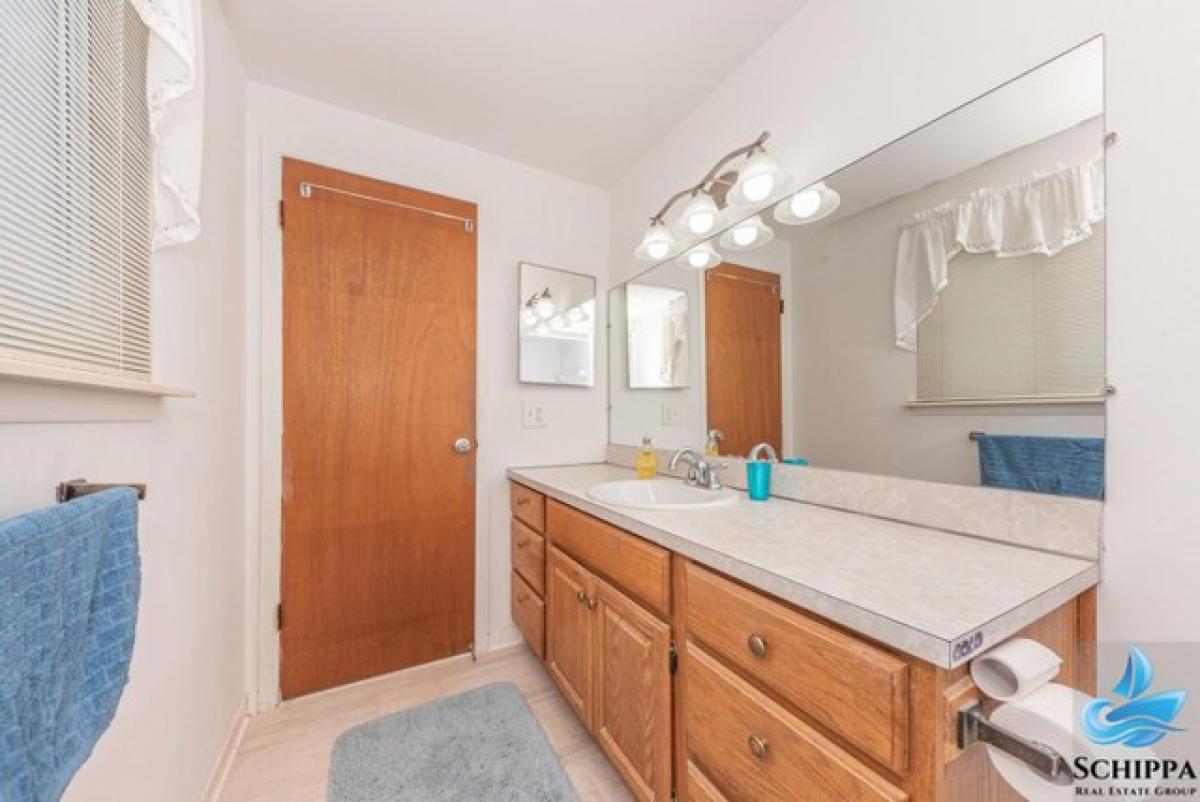 Picture of Home For Sale in Livonia, Michigan, United States