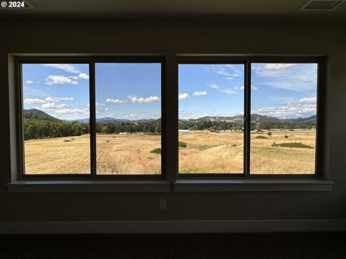 Picture of Home For Sale in Roseburg, Oregon, United States