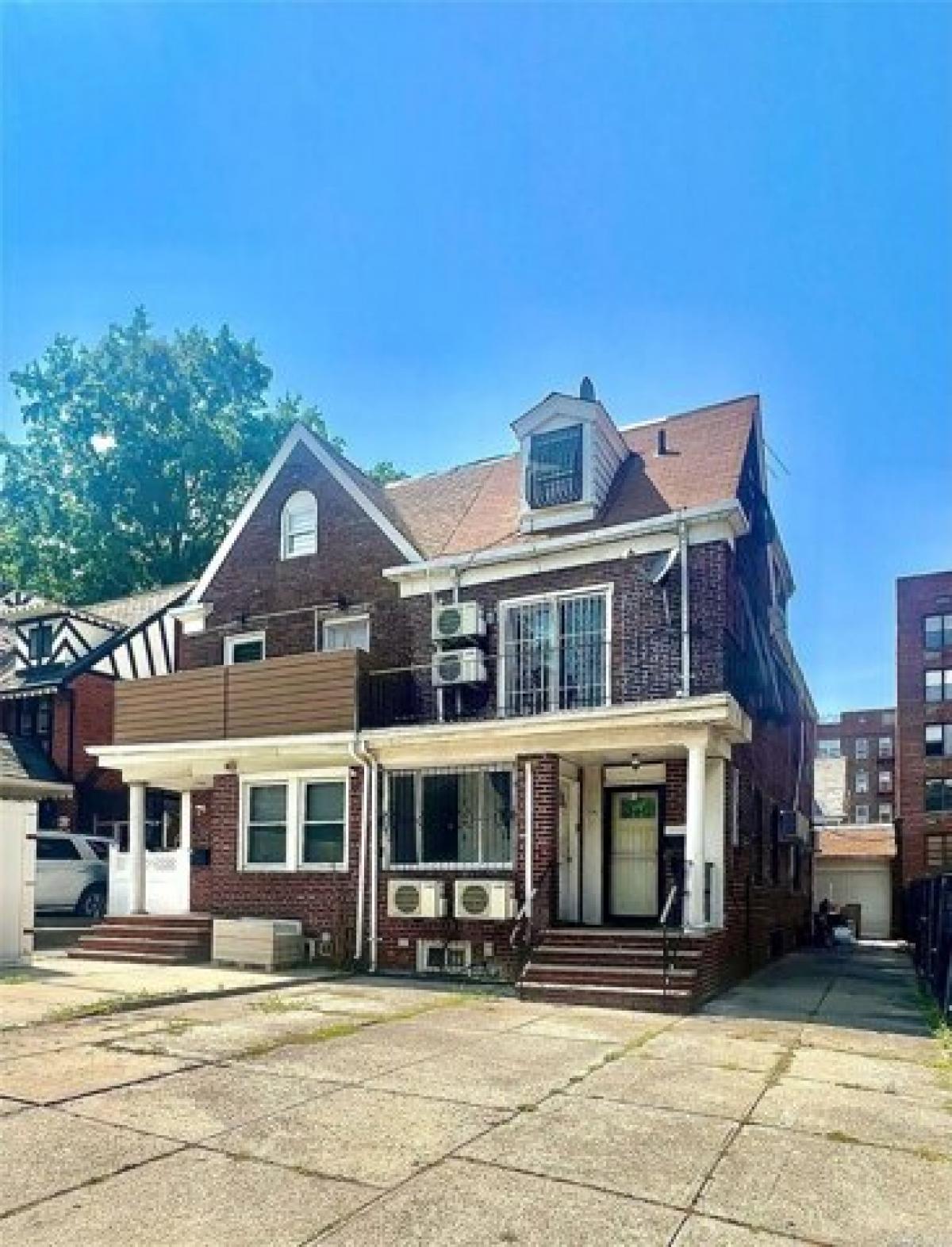 Picture of Home For Sale in Forest Hills, New York, United States