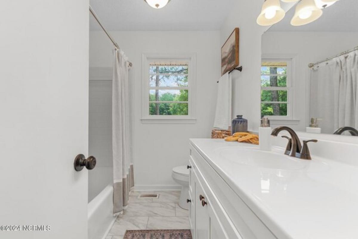 Picture of Home For Sale in Jacksonville, North Carolina, United States