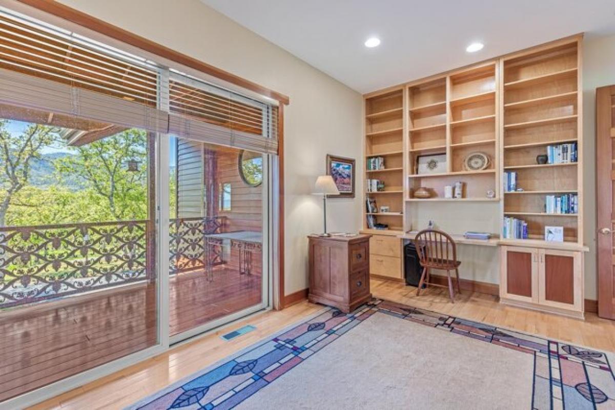 Picture of Home For Sale in Medford, Oregon, United States