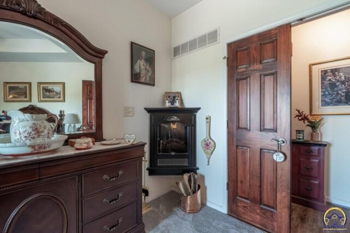 Picture of Home For Sale in Topeka, Kansas, United States