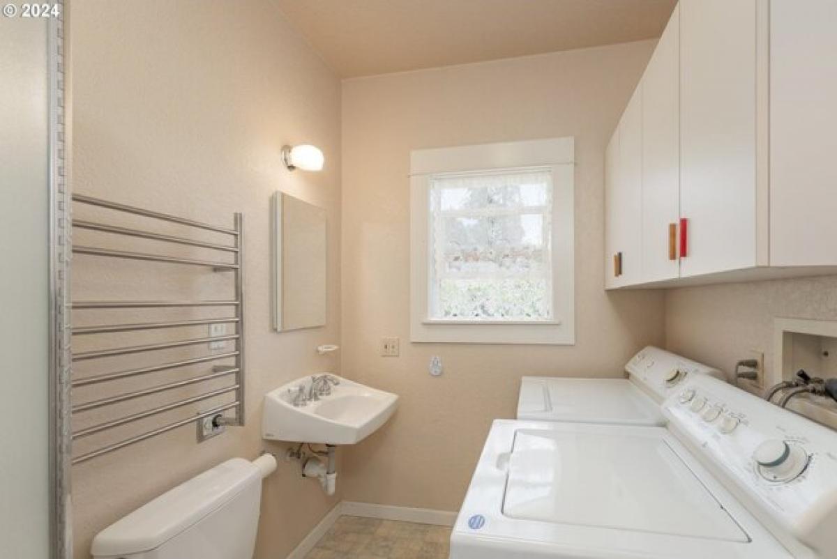 Picture of Home For Sale in Roseburg, Oregon, United States