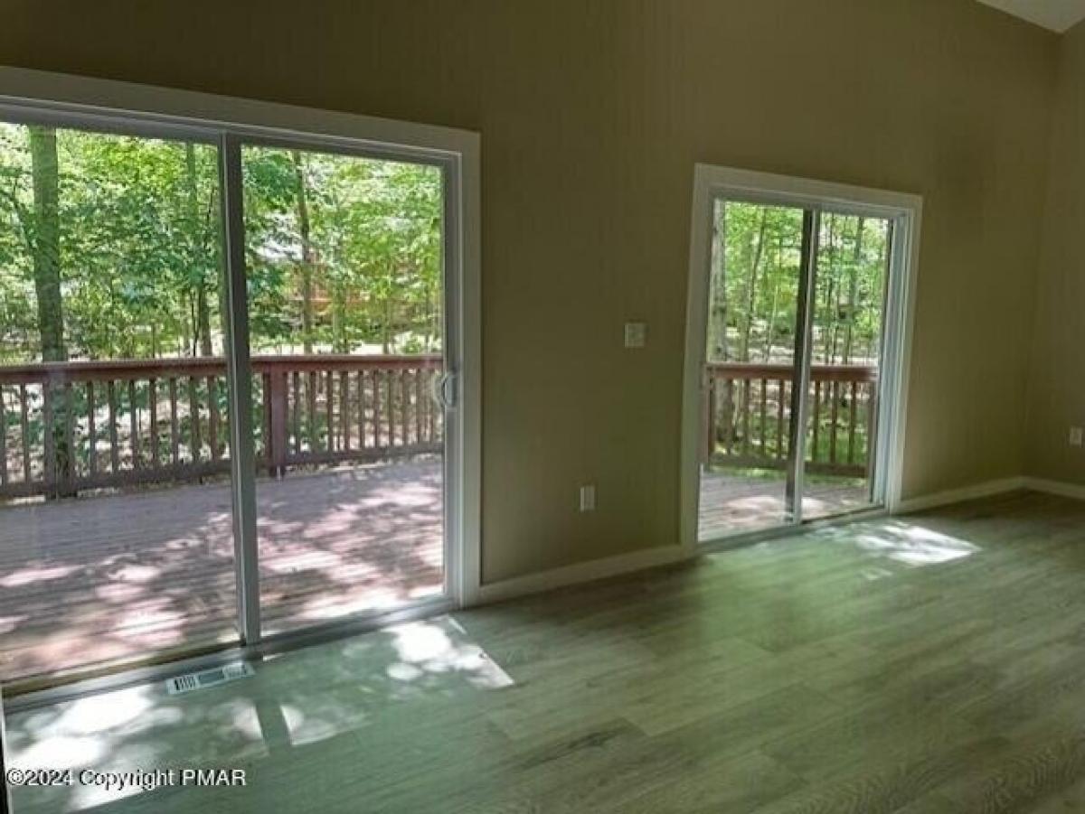 Picture of Home For Sale in Bushkill, Pennsylvania, United States