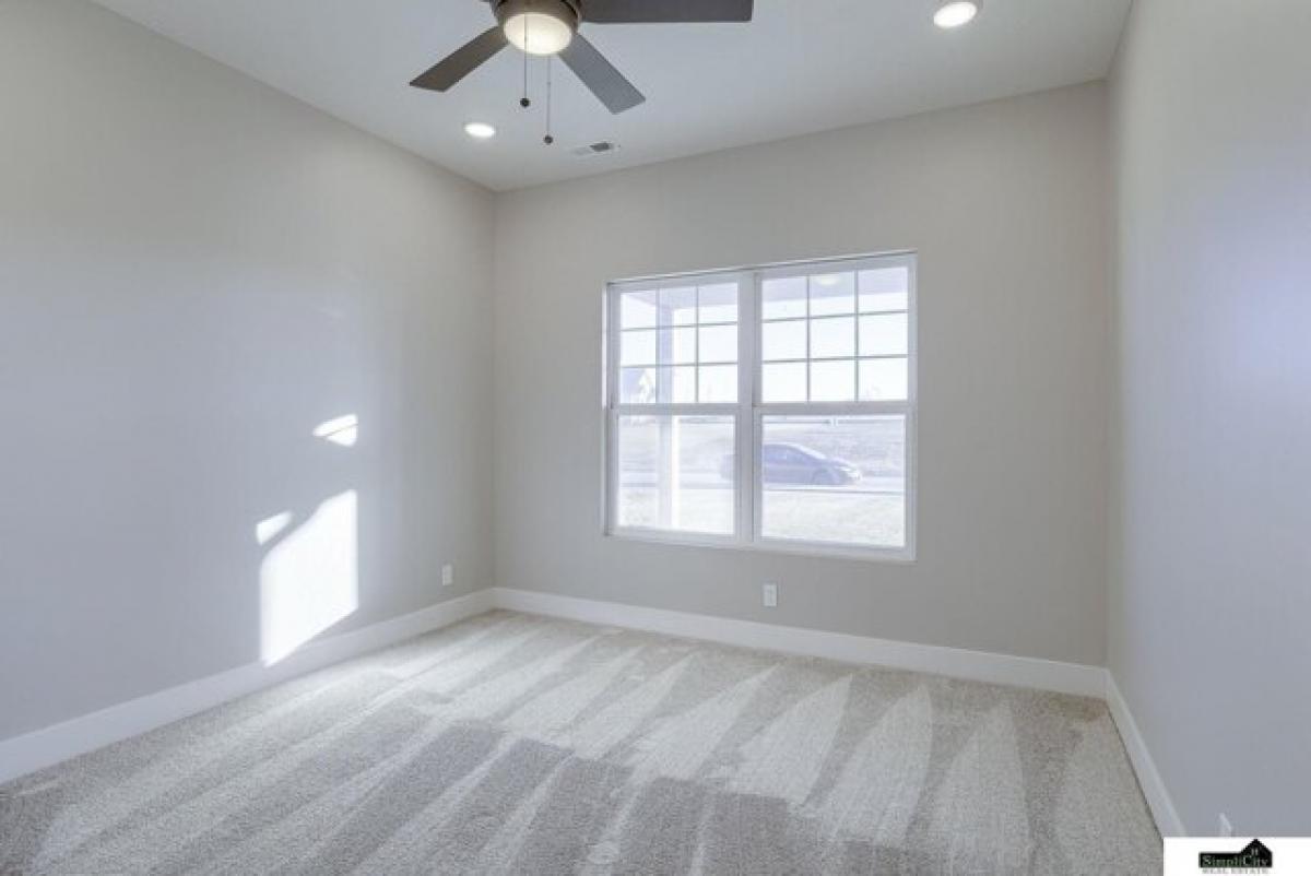 Picture of Home For Sale in Papillion, Nebraska, United States