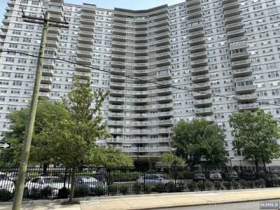 Home For Rent in Fort Lee, New Jersey