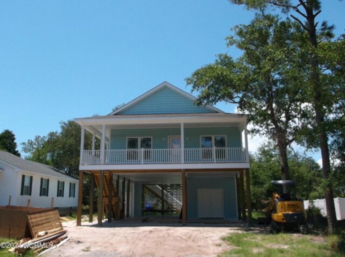 Picture of Home For Sale in Oak Island, North Carolina, United States