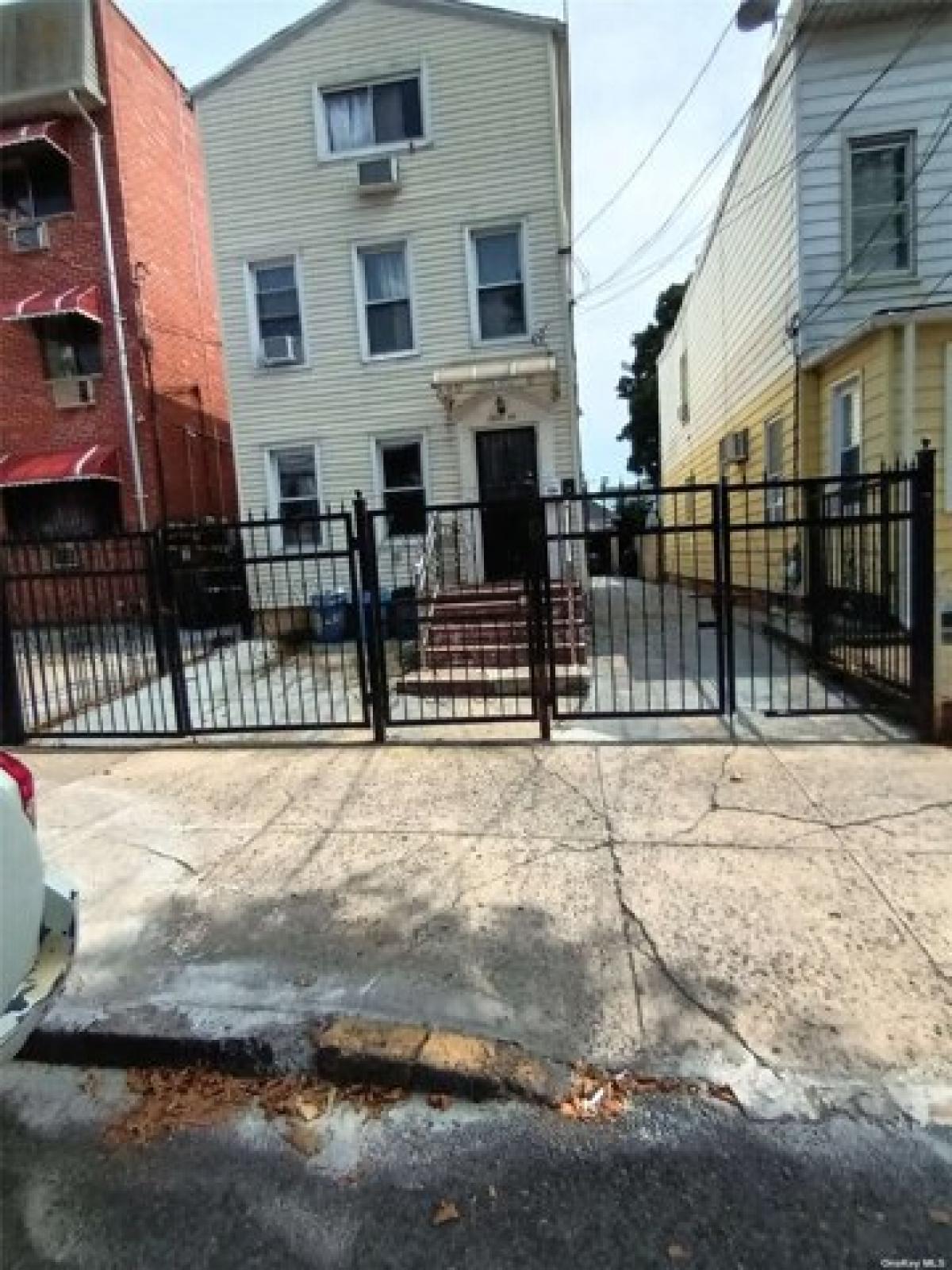 Picture of Home For Sale in Corona, New York, United States