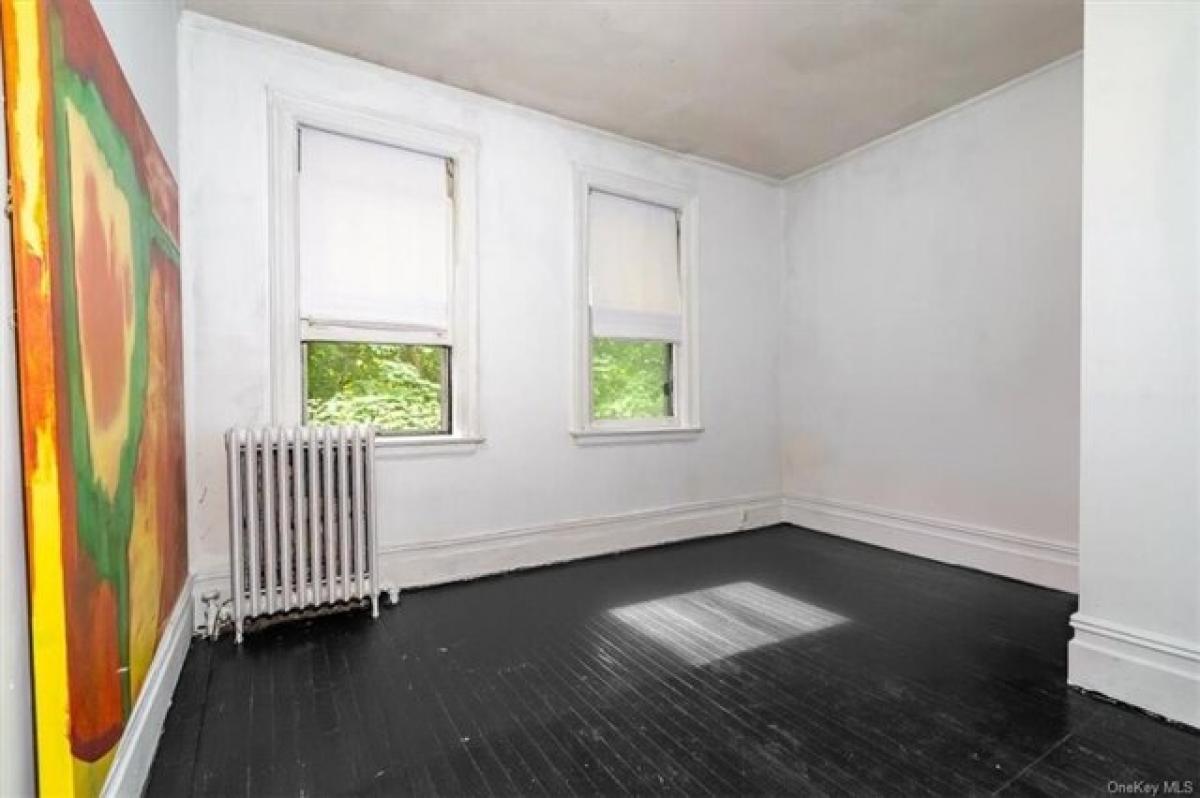 Picture of Home For Sale in New Rochelle, New York, United States