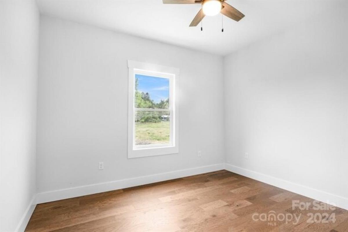 Picture of Home For Sale in Hendersonville, North Carolina, United States