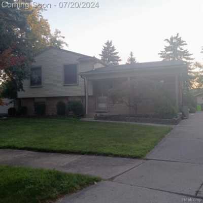 Home For Sale in Clinton Township, Michigan