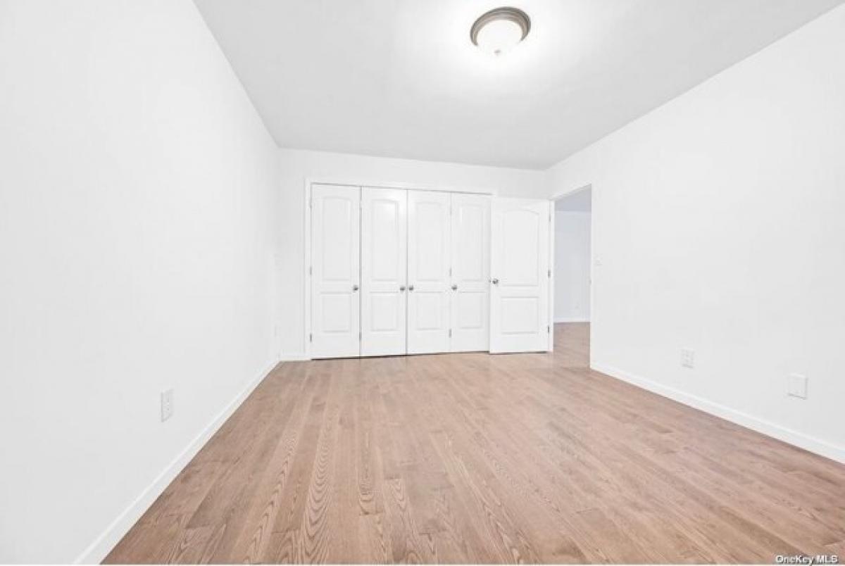 Picture of Home For Sale in Flushing, New York, United States