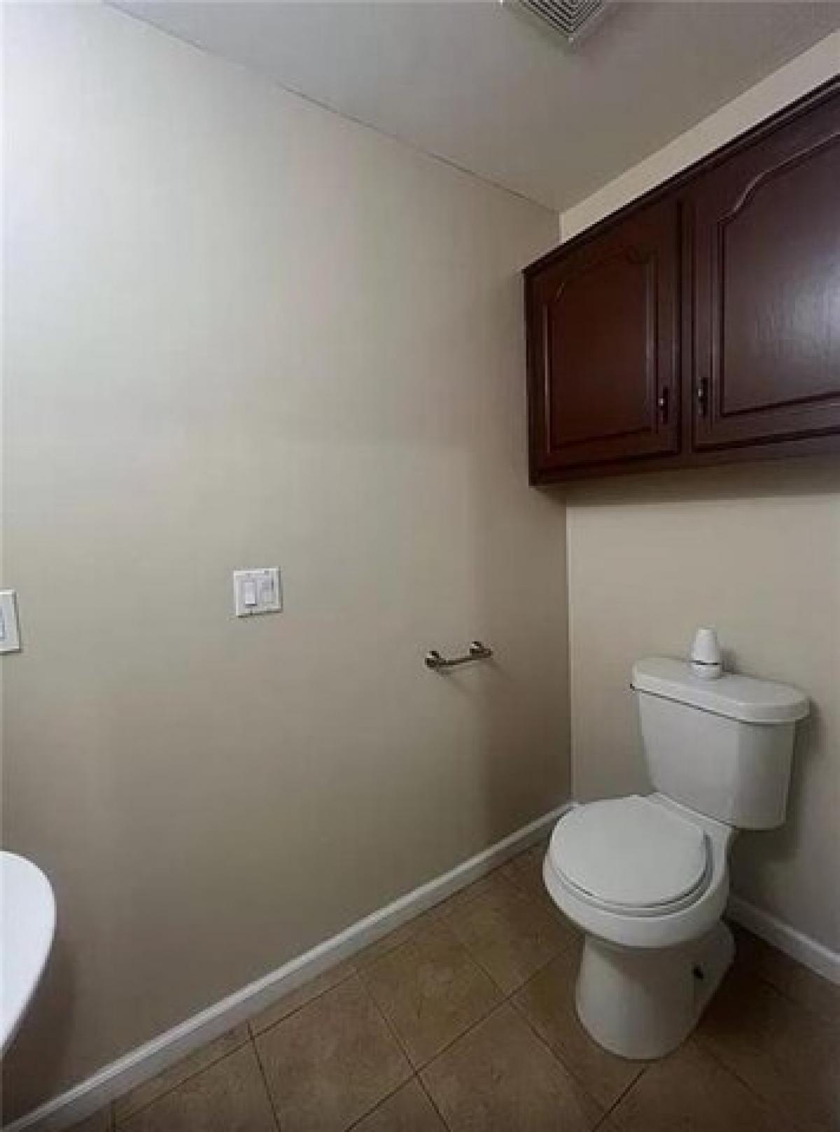 Picture of Home For Sale in Overland Park, Kansas, United States