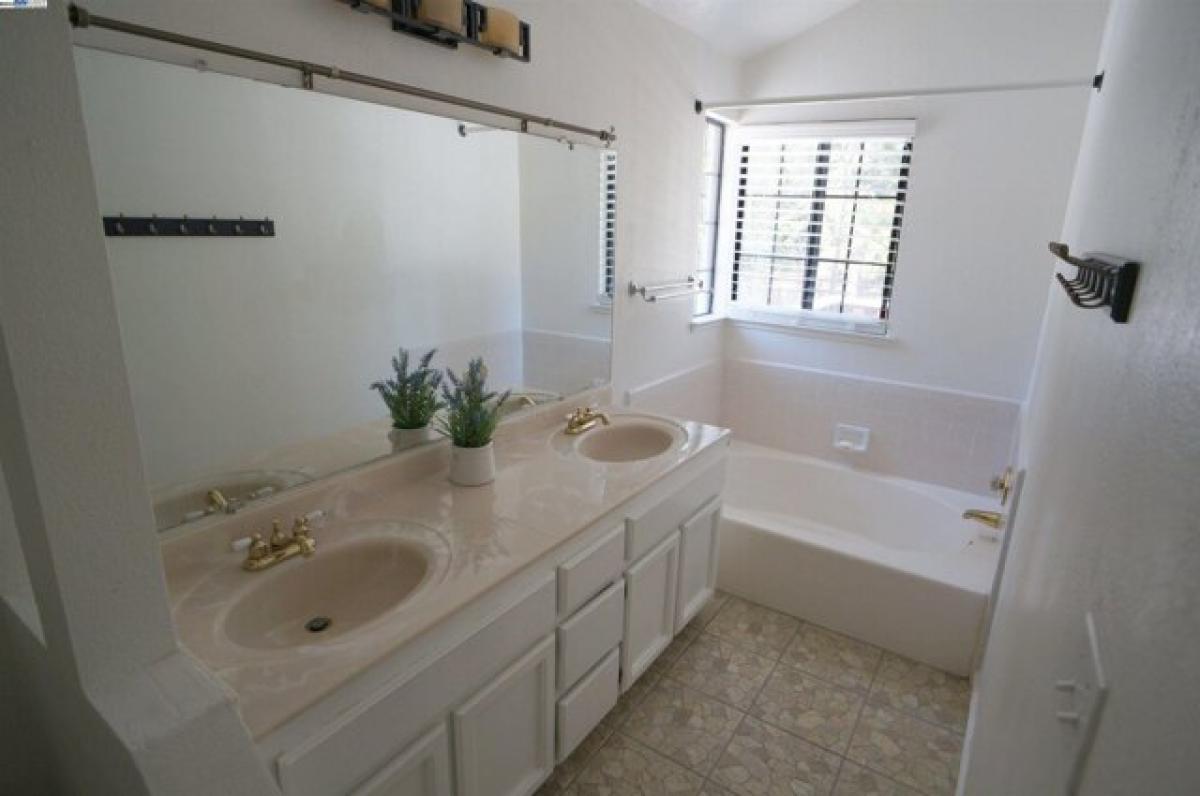 Picture of Home For Sale in Walnut Creek, California, United States