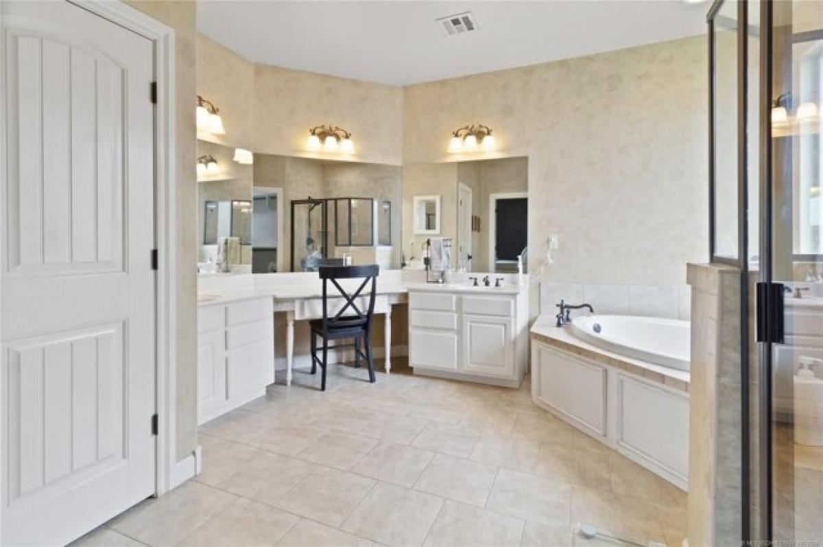 Picture of Home For Sale in Bixby, Oklahoma, United States