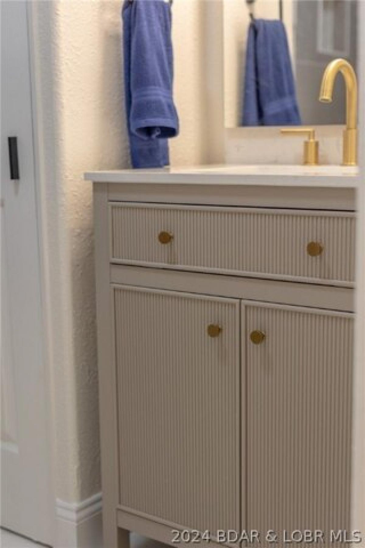 Picture of Home For Sale in Sunrise Beach, Missouri, United States