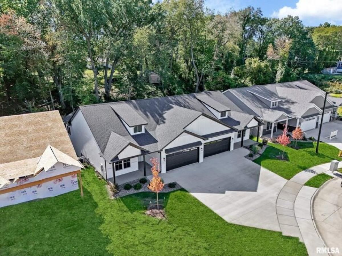 Picture of Home For Sale in Bettendorf, Iowa, United States