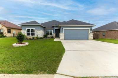 Home For Sale in Floresville, Texas
