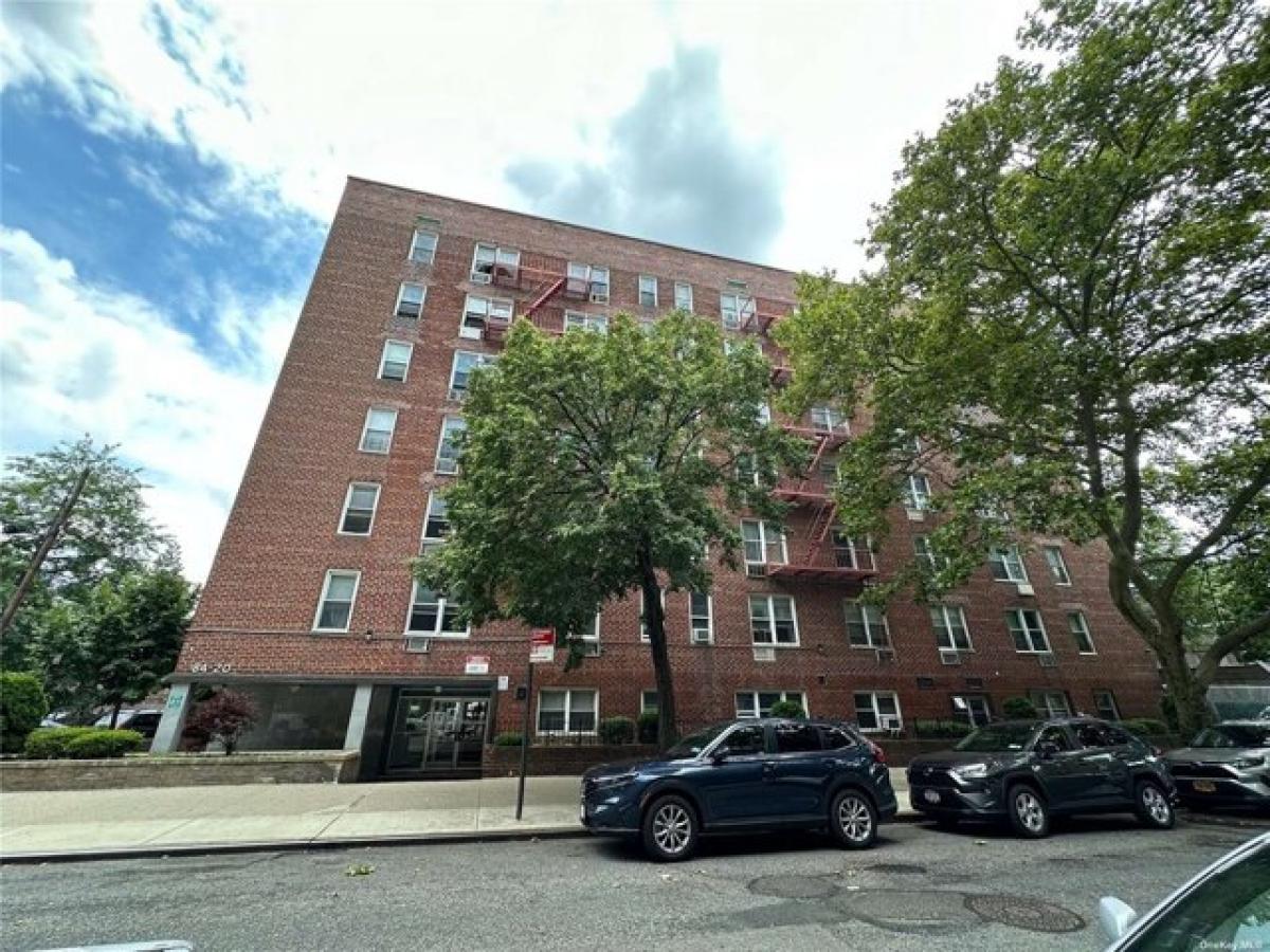 Picture of Home For Sale in Elmhurst, New York, United States