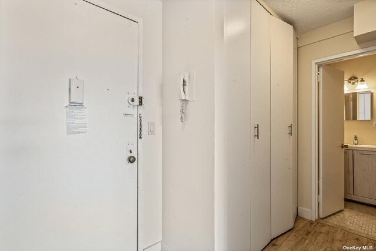 Picture of Home For Sale in Flushing, New York, United States