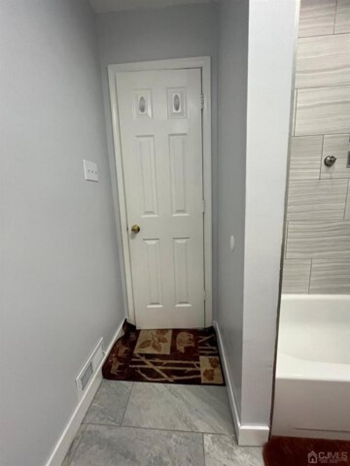 Picture of Home For Sale in East Brunswick, New Jersey, United States