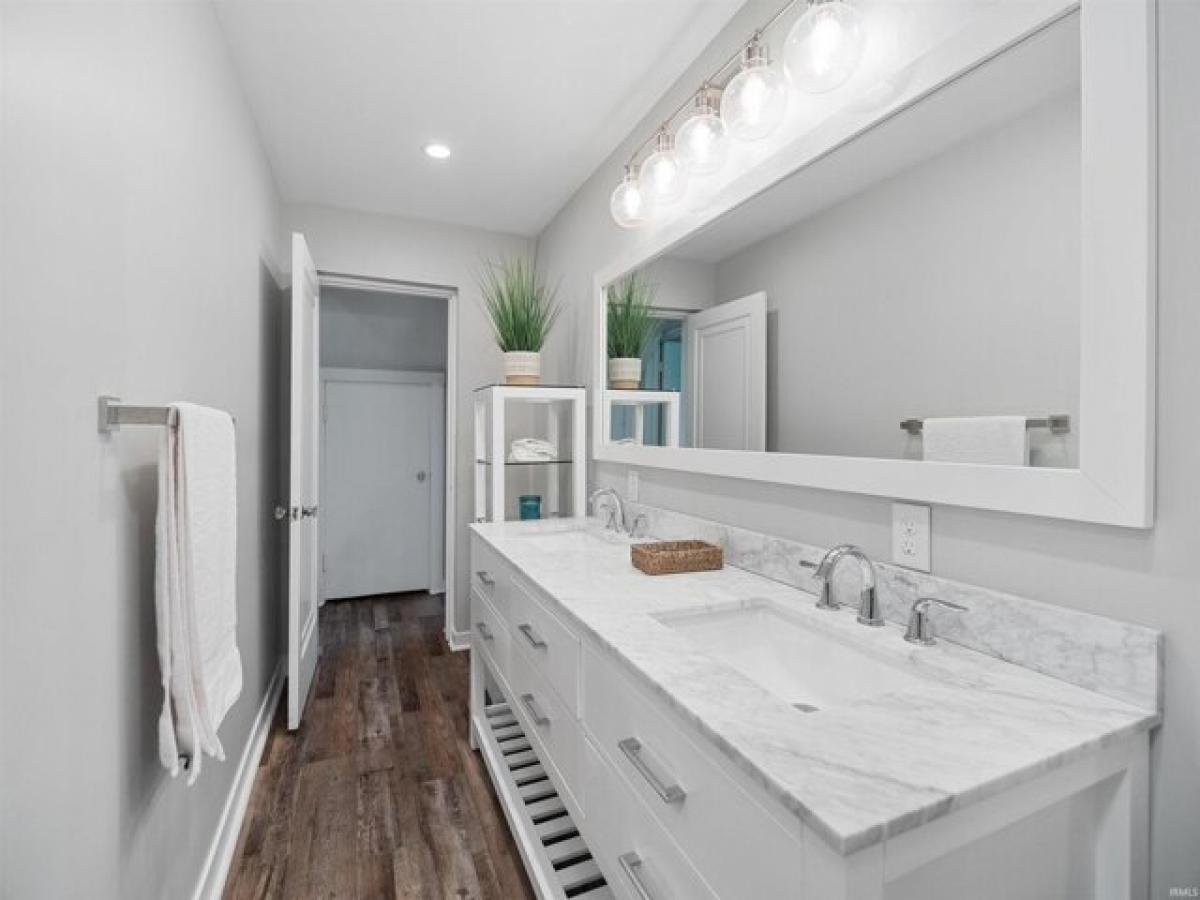 Picture of Home For Sale in Syracuse, Indiana, United States