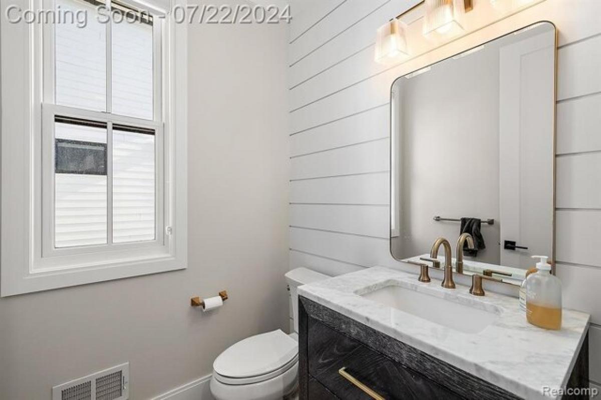 Picture of Home For Sale in Birmingham, Michigan, United States