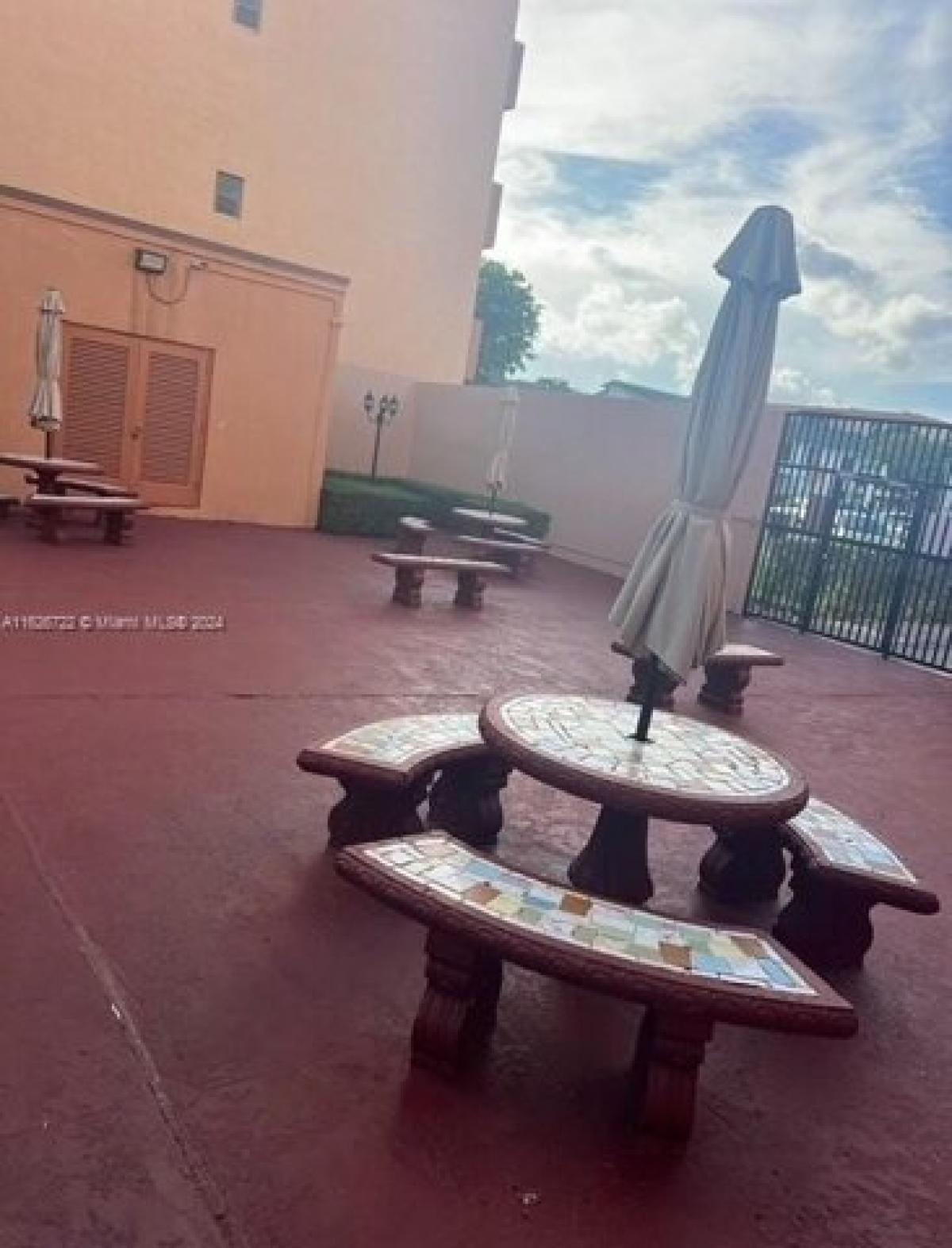 Picture of Home For Sale in Hialeah, Florida, United States