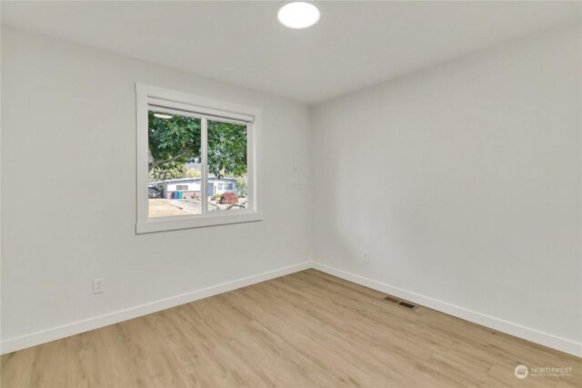 Picture of Home For Sale in Federal Way, Washington, United States