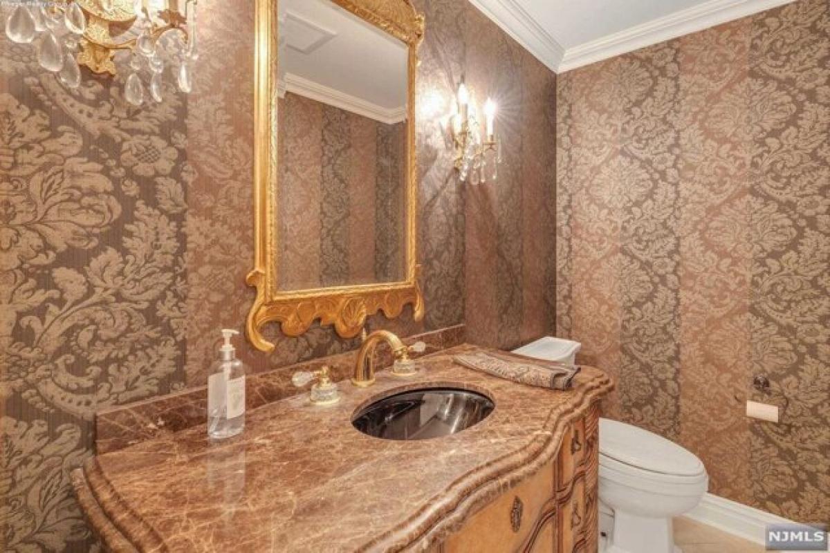 Picture of Home For Sale in Franklin Lakes, New Jersey, United States