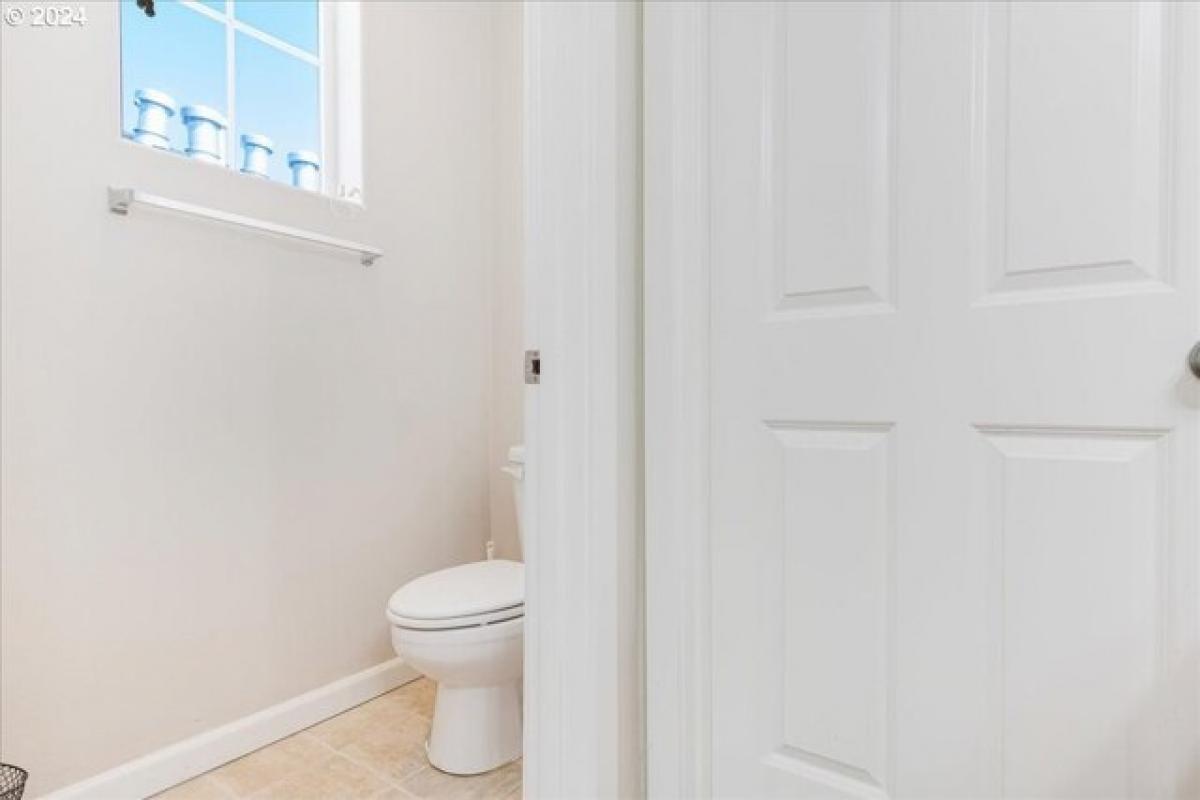 Picture of Home For Sale in Hillsboro, Oregon, United States